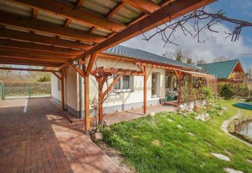 Wasserlage mit Seltenheitswert - stilvoller Bungalow mit eigenem Wasserzugang & Anlegestelle