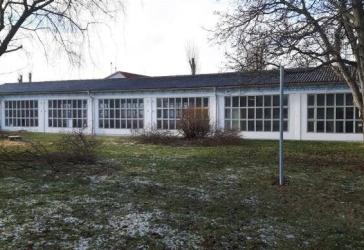 Verkaufs- oder Lagerhalle auf großem Firmenpark