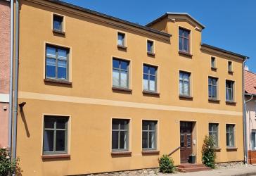 Mehrfamilienhaus mit 4 WE - voll vermietet, Hof- und Gartenfläche, großes Nebengebäude als Lager