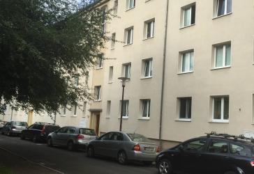 Provisionsfrei - große Dachgeschoßwohnung mit Dachterrasse und PKW Stellplatz im grünen Innenhof!