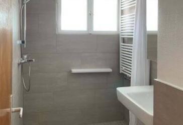Hell, großzügig und mit Fernblick! 4-Zimmer-Wohnung mit Küche, Bad und Loggia in unmittelbarer Nähe zum Cottbusser Platz