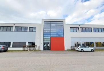 ++ ca. 1.900 m² Hallen- und 1.000 m² Bürofläche (Rampe | 9 m UKB) nähe Flughafen zu vermieten ++