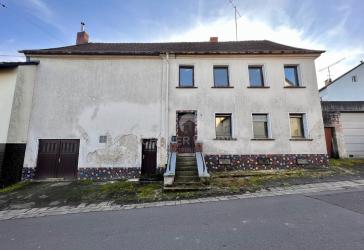 Losheim: sanierungsbedürftiges Bauernhaus in zentraler Lage