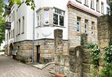 Dachgeschosswohnung in traumhafter Villa // 66 m² pures Wohnglück