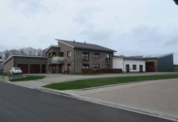 Wohnhaus, Produktions- und Lagerhalle mit Büros