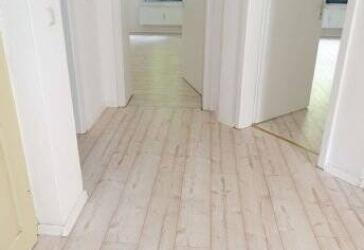 EBK Einbau mögl. ! WG-geeignet - modernes Laminat - Bad mit Dusche - EBK mögl. !!!