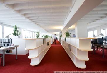 Schreibtisch in netter Bürogemeinschaft