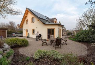 Vermietetes Einfamilienhaus mit Pool in ruhiger Lage