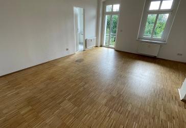 3.OG / großes Wohnzimmer + Balkon / Stellplatz mögl. !
