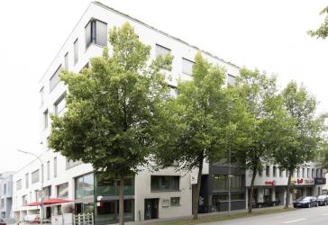Modernes Büro mit Einbauküche und Balkon