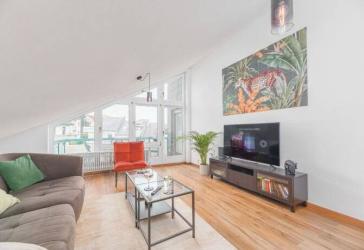 Wohnen mit Blick auf den Fernsehturm - helle 3,5 Zimmer Wohnung mit Balkon