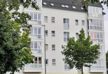 Schöne 2-Raum-Wohnung,Wohnzimmer mit bodentiefen Fenstern, Einbauküche