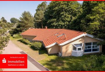 modernisiertes Ferienhaus mit Pool in Strandlage