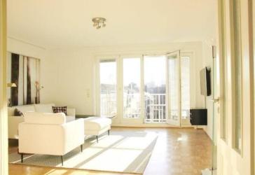 Zauberhafte 4 Zimmer-Dachgeschosswohnung / möbliert/ Fahrstuhl /Tiefgaragenstellplatz/ Fußbodenheizung/ ab 01.09.2026 frei