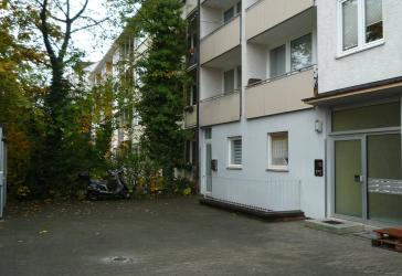 gepflegte, helle,moderne 2 ZW , neues Echtholzparkett, Bad mit Wanne und Fenster, Balkon