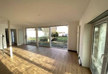 Kernsanierte 4 Zimmer EG-Wohnung im 2 Familienhaus mit grüner Oase/Garten