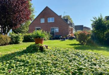 Vielseitiges Wohn- und Geschäftshaus mit Garage, Parkplätzen und großem Eigenlandgrundstück