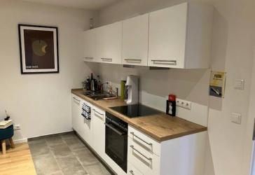 Kernsaniertes ruhiges 1-Zimmer-Appartment mit Küche und Loggia Nähe Bohlenplatz