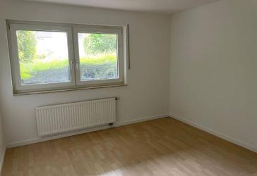 Renovierte und ruhig gelegene Wohnung mit Balkon (Souterrain)!