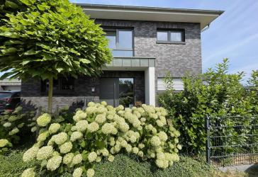 Moderne 3 Zimmer-Neubauwohnung mit 2 Terrassen und Garten