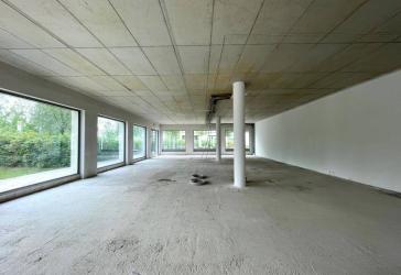 Helle Ladenfläche - große Schaufensterfront