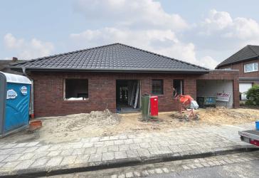 Zentraler geht es nicht! Eleganter Neubauwalmdachbungalow-KfW55 in Bestwohnlage (Lückenbebauung)!
