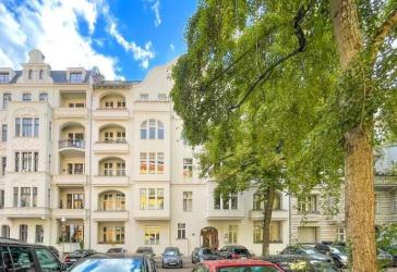Einzigartiges Potenzial in exklusiver Lage: Geteilte Altbauwohnung in der Mommsenstraße
