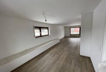 Erstbezug nach Modernisierung: Lichtdurchflutete 3-Zimmer-Hochparterrewohnung in Weinzierlein mit großem Garten von 400 qm!