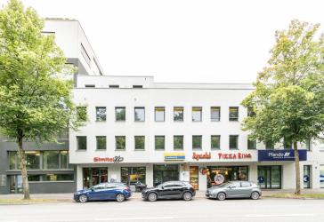 Helle Büroräume mit Einbauküche und Badezimmer