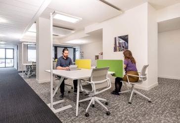 Coworking-Bereich in Regus Kaistraße