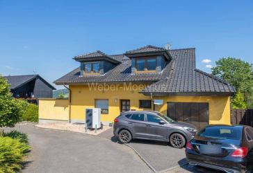 Freistehendes EFH mit ELW, Wärmepumpe aus 2024, Terrassen, Loggia, 2 Garagen, Doppelcarport etc.