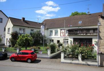 Ehemalige Dorfschänke mit Saal und Wohnungen im schönen Oberzissen