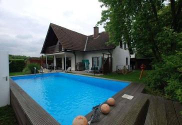 ***Freistehendes Einfamilienhaus mit Außenpool und Kamin***