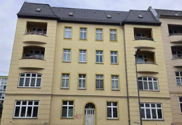 Helle, großzügige 3 Raum Wohnung, Küche, Bad mit Badewanne, Balkon, Stellplatz