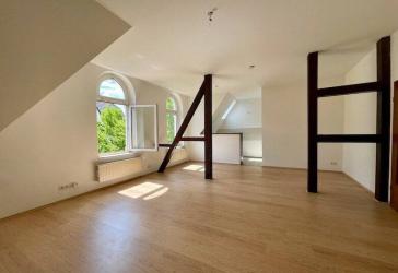 Helle Dachgeschosswohnung mit Altbaucharme