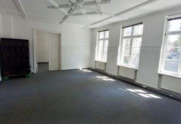 Freundliche & Großzügige Büroetage in zentraler Lage zu vermieten! Ideal auch als PRAXISFLÄCHE.