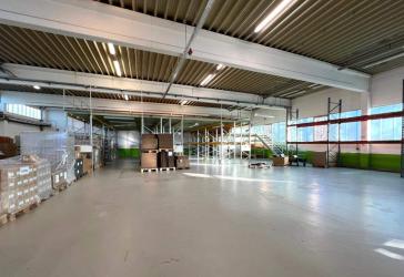 Lager- und Produktionshalle mit hochwertigen Büroflächen