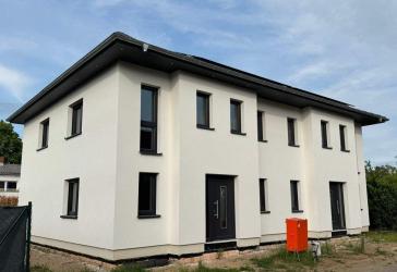Moderne Doppelhaushälfte in Waren (Müritz) - Klimafreundlicher Neubau 2026 | KfW40 | PV + Wärmepumpe | provisionsfrei