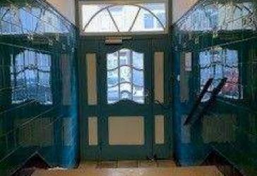 Frisch renovierte 2,5-Zimmer-Altbauwohnung mit Einbauküche und Vollbad im Zentrum von Neumünster zu vermieten