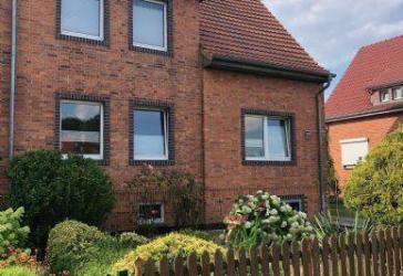 gepflegtes Mehrfamilienhaus mit schön angelegtem Garten