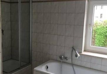 3 Raum Wohnung ab 08.26 in Wilkau-Haßlau zu vermieten, Tageslichtbad mit Dusche u. Wanne