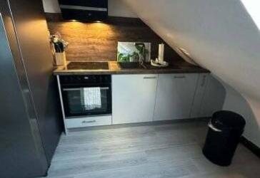 4-Zimmer-Dachgeschoßwohnung hell, zentral gelegen, ab 01.07.2026 zu vermieten - zentral gelegen - Dresdener Str.14 Saarbrücken