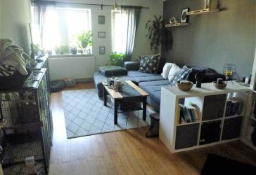 RESERVIERT!! Sehr gepflegte Wohnung mit Balkon in einem wunderschönen Denkmalgeschützen Mehrfamilienhaus am schönen Lindenplatz