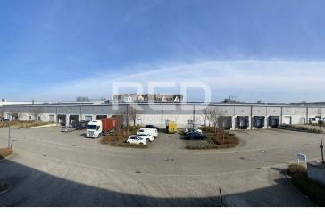 Modernes Lager mit 12 Rampen und 6 m Höhe