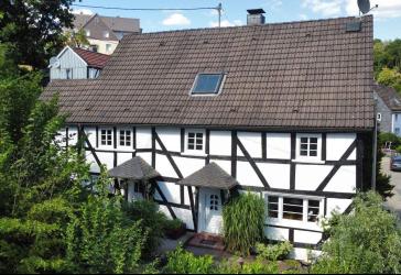 Historisches Fachwerkensemble im Herzen von Gummersbach – Einfamilienhaus mit separatem Gästehaus