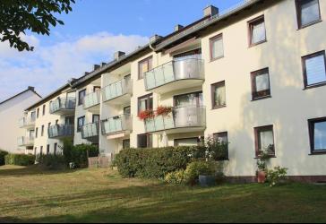 Käufer provisionsfrei. St. Magnus: Vermietete 4-Zimmer-Wohnung mit Loggia