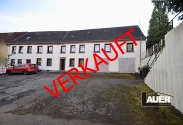 Einfamilienhaus mit zwei Garagen