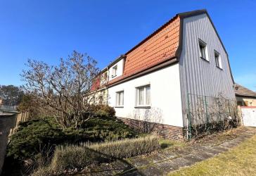 Berkenbrück-Doppelhaushälfte mit Nebengebäude und Garage