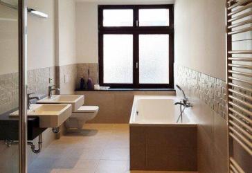Stilvolle 4-Zimmer-Wohnung mit Badewanne, Dusche und Süd-Balkon in denkmalgeschütztem Altbau
