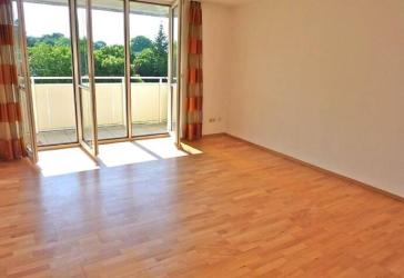 LIPPERT IMMOBILIEN PRÄSENTIERT: DAS GLÜCK HAT EIN ZUHAUSE... SONNIGE UND IDYLLISCH GELEGENE WOHNUNG IM GRÜNEN - STADTNAH - BALKON - EINBAUKÜCHE!